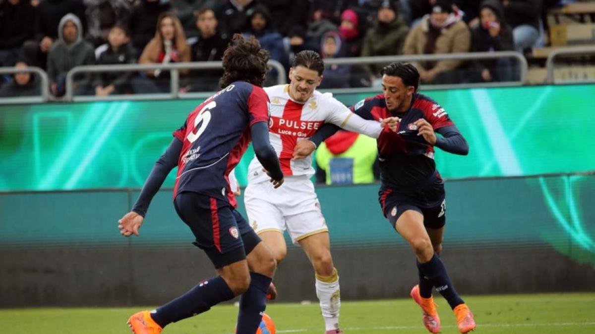 Cagliari-Genoa 3-3: i gol nel finale di Martin salvano de Rossi |