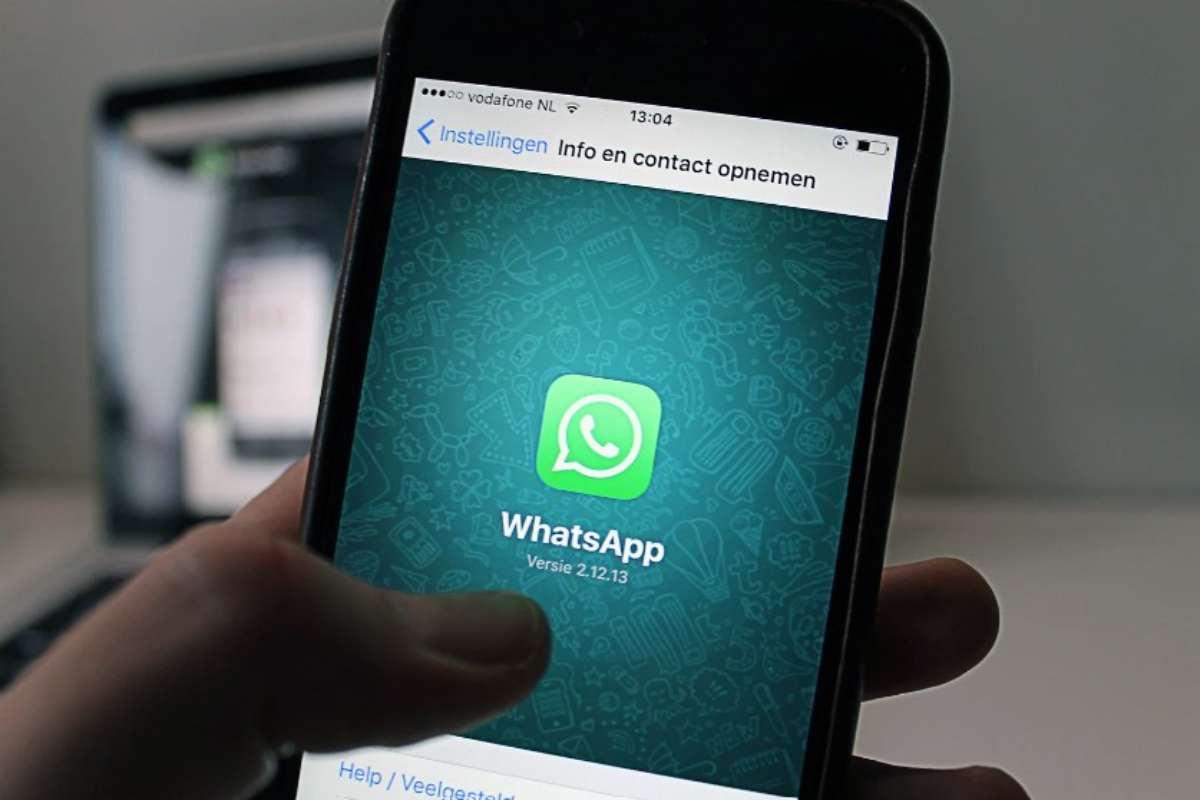 WhatsApp, come nascondere le chat senza archiviarle: la funzione che non conosci