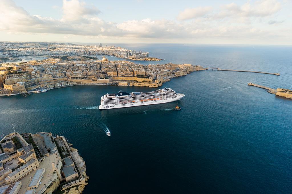 MSC Magnifica lascia il porto di Malta per imbarcarsi in crociere nel Mediterraneo -