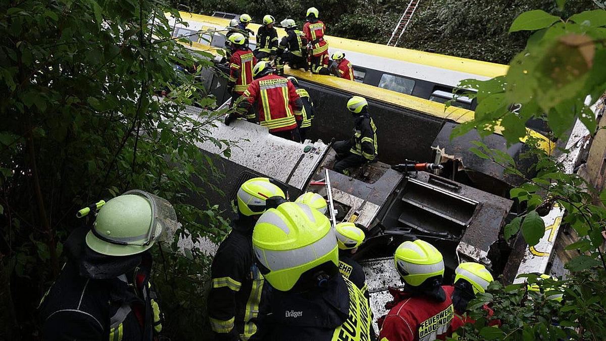 Rompere un treno con 100 passeggeri in Germania, morte e danneggiati